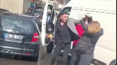 Erkek minibüs şoförü kadın sürücüye saldırdı