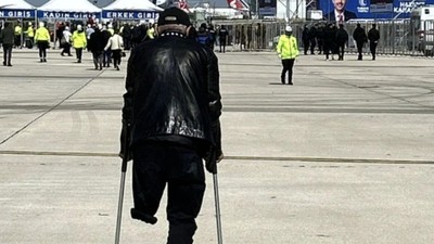 Duygulandıran kare: Cumhurbaşkanı Erdoğan'ı dinlemek için koltuk değnekleriyle geldi