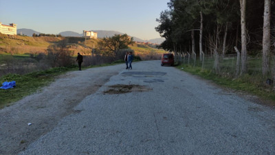 Eşi ile eski çalışanını parkta yakalayan koca, silahla saldırdı
