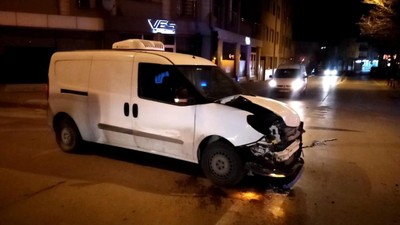 Bursa'da otomobil ile hafif ticari araç çarpıştı: 4 yaralı