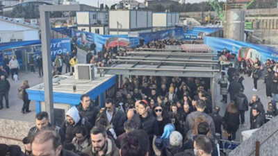 İstanbullunun bitmek bilmeyen ızdırabı! Altunizade'de metrobüs arızalandı, kuyruğun sonu görünmüyor