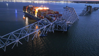 ABD'de kargo gemisinin çarptığı köprü çöktü! En az 20 kişiyi kurtarma çalışmaları devam ediyor | Kaptan dümeni kastılı mı çevirdi? O anlar kamerada