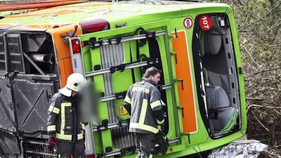 Almanya'da 55 kişiyi taşıyan otobüs devrildi: Ölü ve yaralılar var