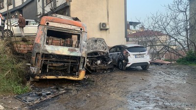 Beyoğlu'nda park halinde bulunan 4 araç alev alev yandı