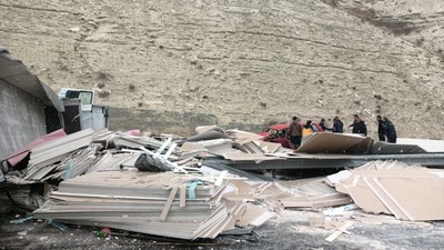 Sivas'ta tırdan düşen yükün altında kalan 1 kişi hayatını kaybetti
