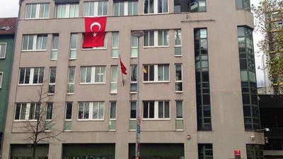 Son Dakika: PKK yanlılarından Almanya'daki Türk Başkonsolosluğu'na taşlı saldırı