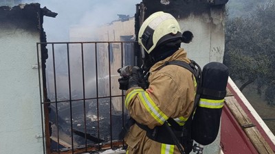 Balıkesir'de zeytinlik içerisinde yer alan evde yangın çıktı