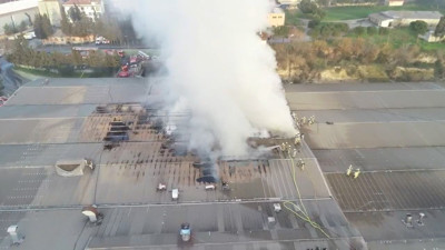 Son Dakika: Küçükçekmece'de halı fabrikasında yangın!