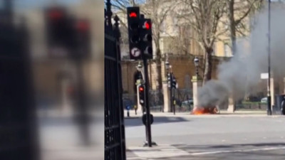 İngiltere'de Buckingham Sarayı’nın önünde elektrikli bisiklet patladı