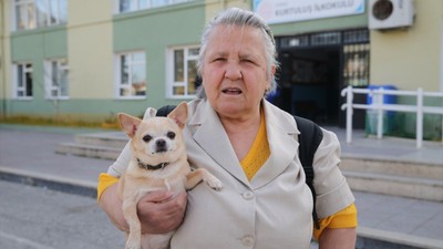Edirne'de yaşayan Nebahat Bilgin, köpeği "Bambi" ile oyunu kullandı