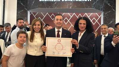 Balıkesir Büyükşehir Belediye Başkanı Ahmet Akın mazbatasını aldı