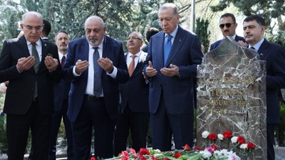Cumhurbaşkanı Erdoğan Alparslan Türkeş'in kabrini ziyaret etti