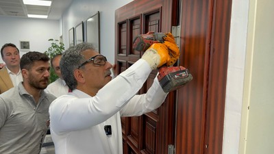 Görevİ devralan Gemlik Belediye Başkanı, makam odasının kapısını söktü