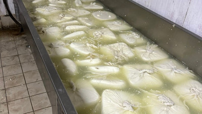 İzmir'de bir işletmede tüketim tarihi geçmiş yaklaşık 20 ton peynir tespit edildi