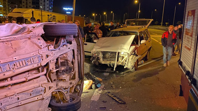 Rize'de iki otomobilin kafa kafaya çarpıştığı kazada 7 kişi yaralandı