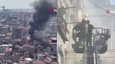 Son dakika! Beyoğlu'nda iki katlı binada yangın paniği
