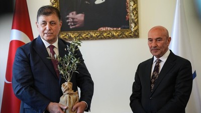 İzmir Büyükşehir Belediyesi'nde devir teslim! Yeniden aday gösterilmeyen Tunç Soyer'in yüz ifadesi dikkat çekti