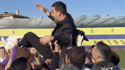 Eyüpspor'un şampiyonluk çoşkusu! Arda Turan omuzlara alındı