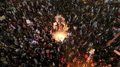 İsrailliler Tel Aviv'de toplandı, Netanyahu'ya karşı eylem yaptı!