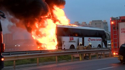 Ümraniye gözlerini alevlere açtı! 2 yolcu otobüsü alev alev yandı