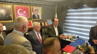 Düzce'de devir teslim töreninde gerginlik: YRP'li Şahin milletvekiline çiçek fırlatıp küfretti