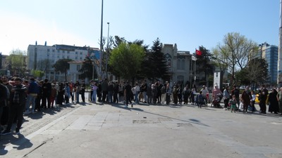 İstanbul'da Adalar'a gitmek isteyenler iskelelerde uzun kuyruklar oluşturdu