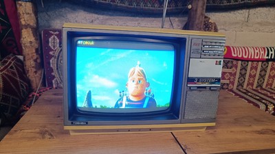 Eskişehir'de bir esnafın sahip olduğu 70 yıllık televizyon ve radyo müşterilerin ilgisi çekiyor