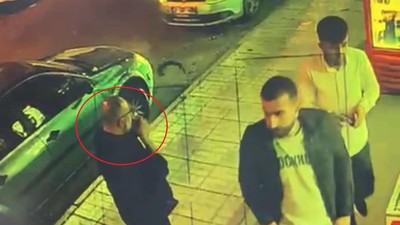 Silahla kahvehane basıldı, müşteri istifini bozmadan çayını alıp dışarıda içti