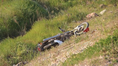 Çanakkale'de bariyerlere çarpan motosikletin uçması sonucu 2 genç yaşamını yitirdi