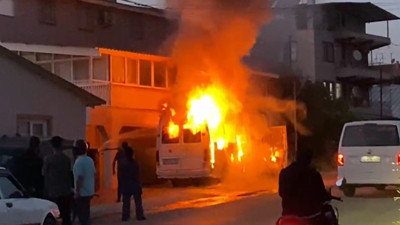 Muğla'da minibüste başlayan yangın binaya sıçradı