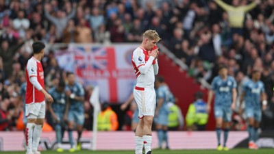 Arsenal, Aston Villa'ya kaybederek liderliği bıraktı