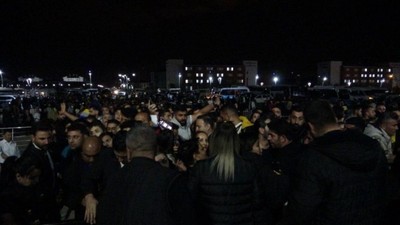 İran’a giriş yasaklı ünlü şarkıcı Moein’in konseri öncesinde gerginlik yaşandı