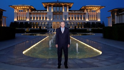 Cumhurbaşkanı Erdoğan, Cumhurbaşkanlığı Külliyesi bahçesinde gazetecilerle sohbet etti