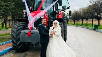 Kahramanmaraşlı çift, bir traktörü gelin arabasına çevirdi