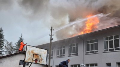 Lisenin çatı katında çıkan yangın ekipler tarafından söndürüldü