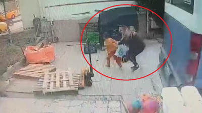 Anne ve 2 çocuğu, dolmuşun altında kalmaktan son anda kurtuldu