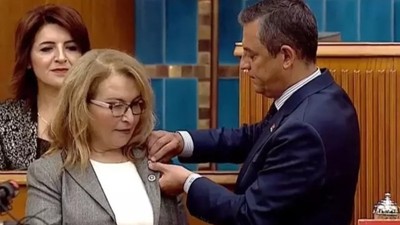 CHP'ye 'İYİ' transfer: Ayşe Sibel Yanıkömeroğlu'nun parti rozetini Özgür Özel taktı