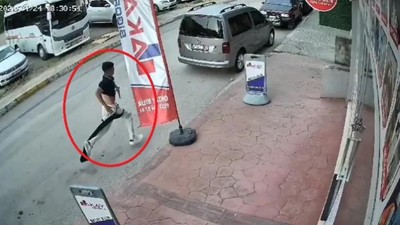 Pompalı tüfekli saldırı kamerada: Cadde ortasında ateş edip bir genci kovaladı