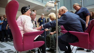 Kral Charles göreve döndü: Kanser merkezini ziyaret etti