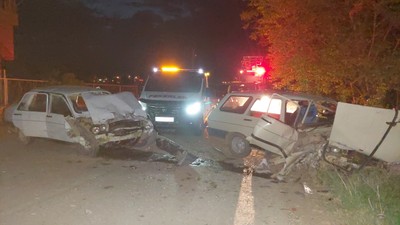 Burdur'da otomobillerin kafa kafaya çarpıştığı kazada 4 kişi yaralandı