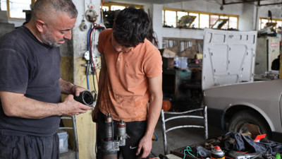 Oto tamir işçilerinin 1 Mayıs mesaisi
