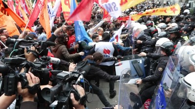 'Olaylı 1 Mayıs' gazete manşetlerinde | 2 Mayıs manşetler