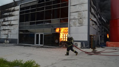 Son Dakika: Aksaray'da atık yağ fabrikasında yangın: Alevler insan boyunu aştı