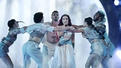 Eurovision'a katılan İsrailli yarışmacı şarkısını söyleyemeden sahneden indi