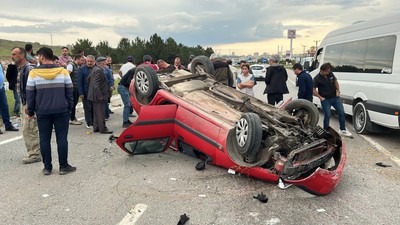 Sivas'ta başıboş köpeğe çarpmak istemeyen sürücü, kaza yaptı