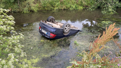Kadın sürücü dereye uçtu! Boğulmaktan son anda kurtuldu