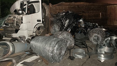 Anadolu Otoyolu’nda korkunç kaza! Demir borular tırın ön camından çıktı: Ölüler var