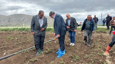 Afyonkarahisar milletvekili çiftçinin tarlasına galoşla girdi