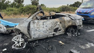 Alanya'da duvara çarpıp yanan otomobildeki 2 kişi hayatını kaybetti