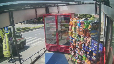 Büyükçekmece'de karşıdan karşıya geçmek isteyen kadına motosiklet çarptı! O anlar kamerada